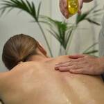 Sara bereitet die Haut mit Öl für die Klassische Massage vor