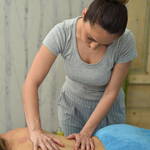 Sara massiert den Rücken bei der Klassischen Massage