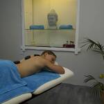 Entspannende Liegeposition auf der Massageliege während einer Hot Stone Massage
